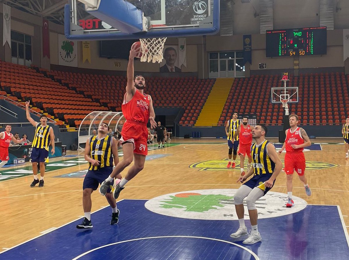 TB2L’nin yeni takımı Ayos Antalyaspor Basketbol, Ankara’da oynadığı ikinci hazırlık maçında TBL takımlarından MKE Ankaragücü Basketbol’u geriden gelerek 71-69 yendi.