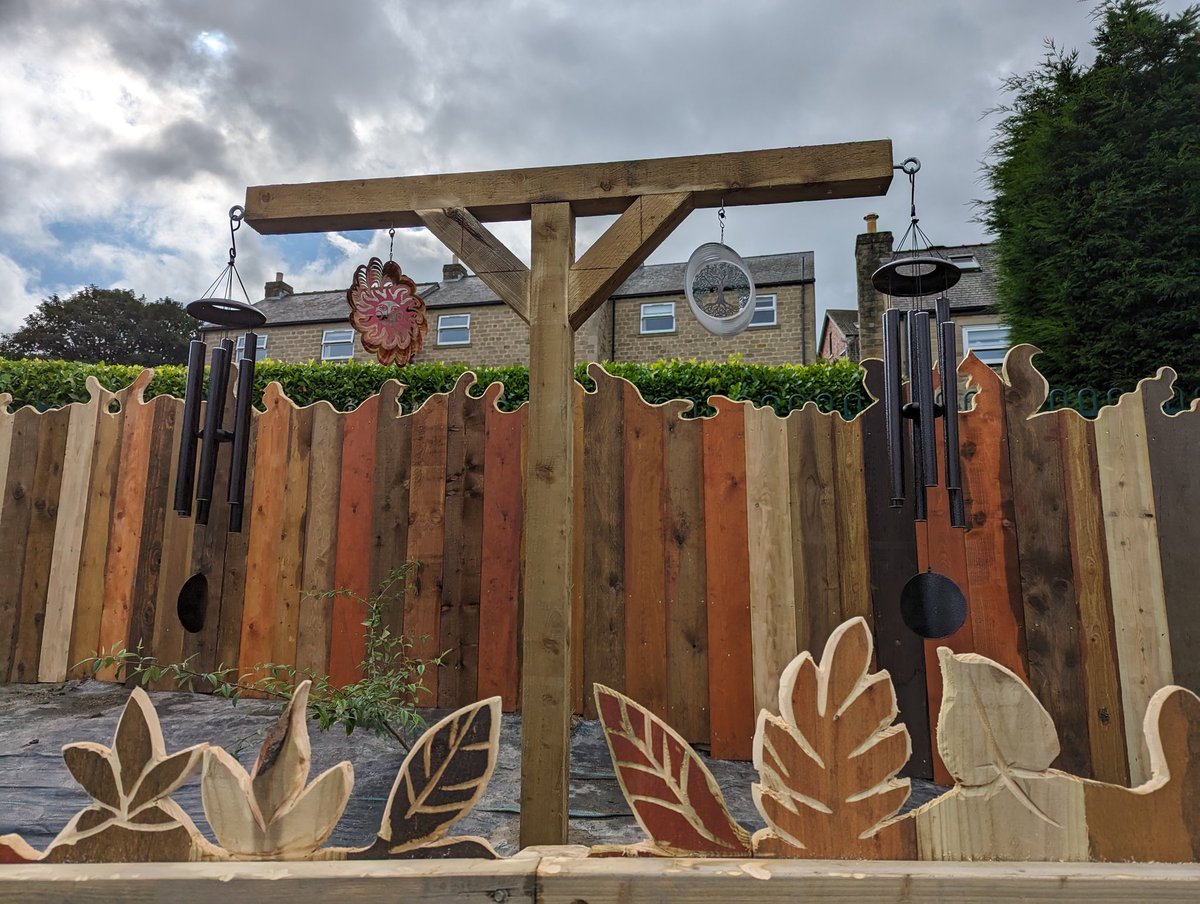 playtomeasure's tweet photo. Now that's what I call a #planter. Over 16 meters of #plantingspace at Totley All Saints School in #sheffield. #LetsGrowTogether #allotmentlife #school #schoollife #windchimes #sensorygarden #rusticdecor #schooldesign https://t.co/eGgSEcy0LR