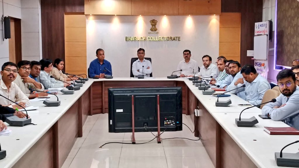 CollectorBharch's tweet photo. આગામી સમયમાં  યોજાનાર વાયબ્રન્ટ ગુજરાત,વાયબ્રન્ટ ડિસ્ટ્રીકટના આયોજન અને પૂર્વ તૈયારીઓના ભાગરૂપે સબંધિત અધિ.શ્રીઓ તેમજ ઇન્ડસ્ટ્રીયલ એસોસિયેશનના પ્રમુખો સાથે બેઠક યોજી જરૂરી સૂચનાઓ આપવામાં આવી.@CMOGuj @InfoGujarat https://t.co/eHkvoCdaIz