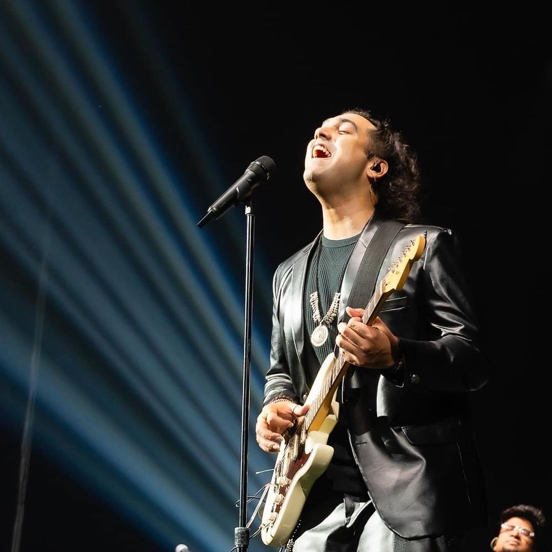 JubinNautiyal's tweet photo. When writing the story of your life , don’t let anyone else hold the pen ✍🏻 .

 #Atlanta you were beautiful ❤️. #JubinNautiyalLive 

#PlatinumMusic #RockyKhanna 
#SiddhantSharma #RachitGarg 
 #YashIngole #DarshilPau 
#zeeshansiddiqui #AdityaShankar  
#RajKumarDewan #SouvikRoy https://t.co/Mse1b72GW2