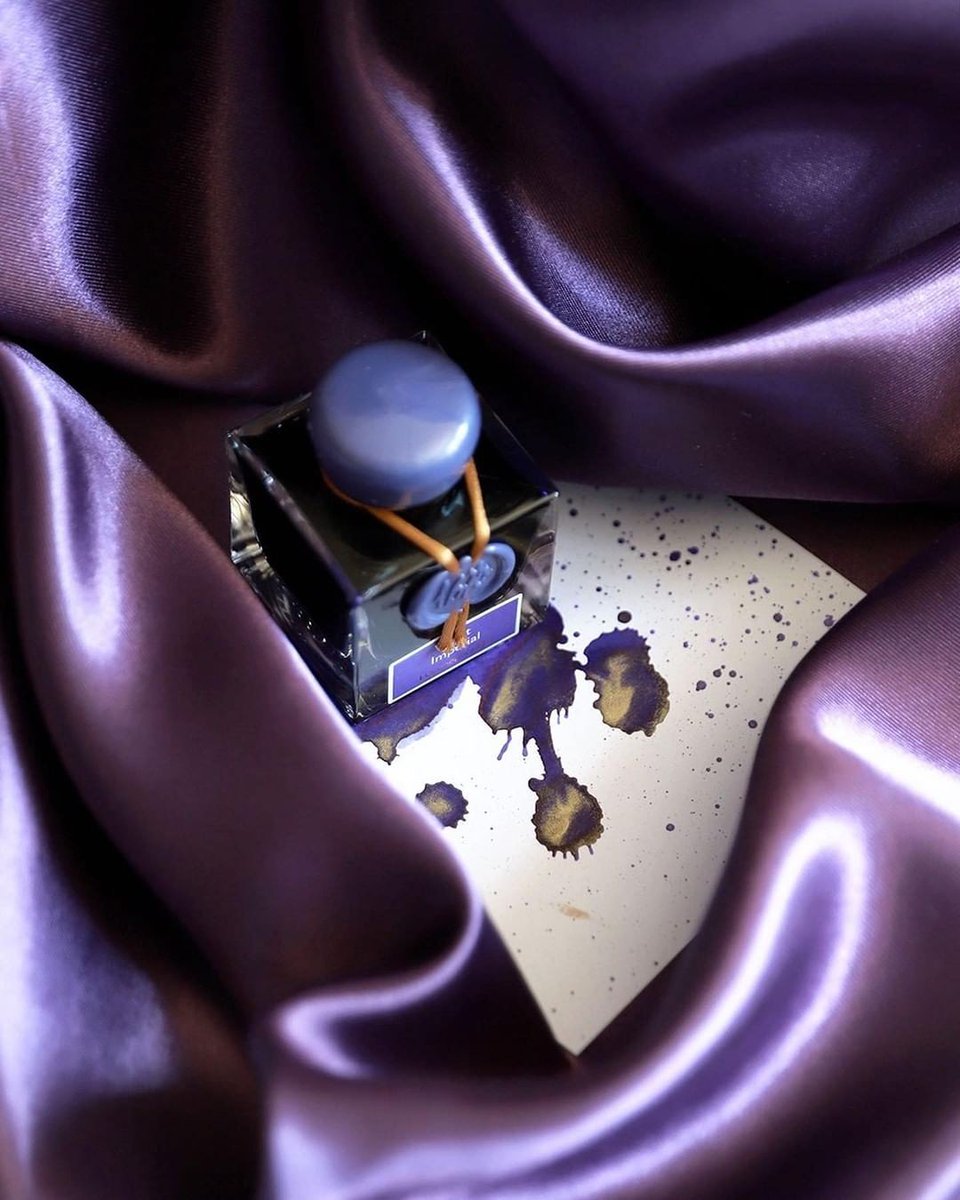 exaclairusa's tweet image. 👑 With bluish reflections and sparkling gold shimmers, historically associated with royalty, including King Louis XIV, this fresh and elegant color is currently in vogue, especially in decoration and design. 👾✨
#jherbin #shimmeringink