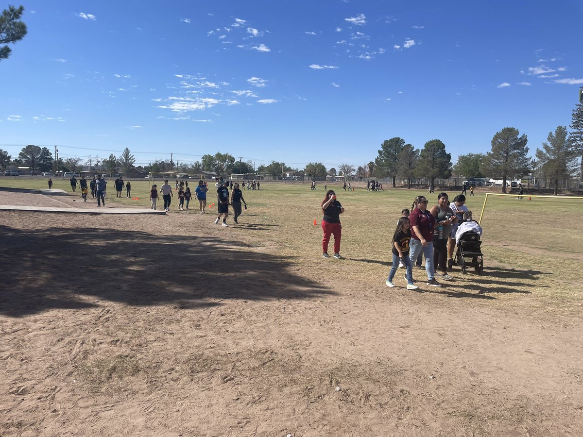 Greg_M_Hatch's tweet photo. Thank you @Hueco_ES parents for joining us at today’s #TeamSISD #WellnessWalk Greatly appreciate your support #WelcomeToTheSolarSystem https://t.co/x0aZ2o1Ucm