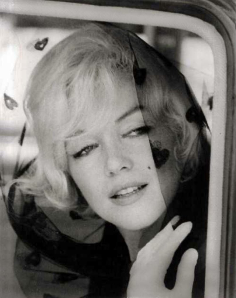 Deb69022064's tweet photo. Marilyn attending the christening of Clark Gable’s son, John Clark, at St Cyril of Jerusalem Church, Encino. Her attendance at the event quelled rumours that Gable’s widow blamed Marilyn &amp; her behaviour on The Misfits as the cause of Gable’s heart attack. 1961 💋
#MarilynMonroe https://t.co/sefas5uaZT