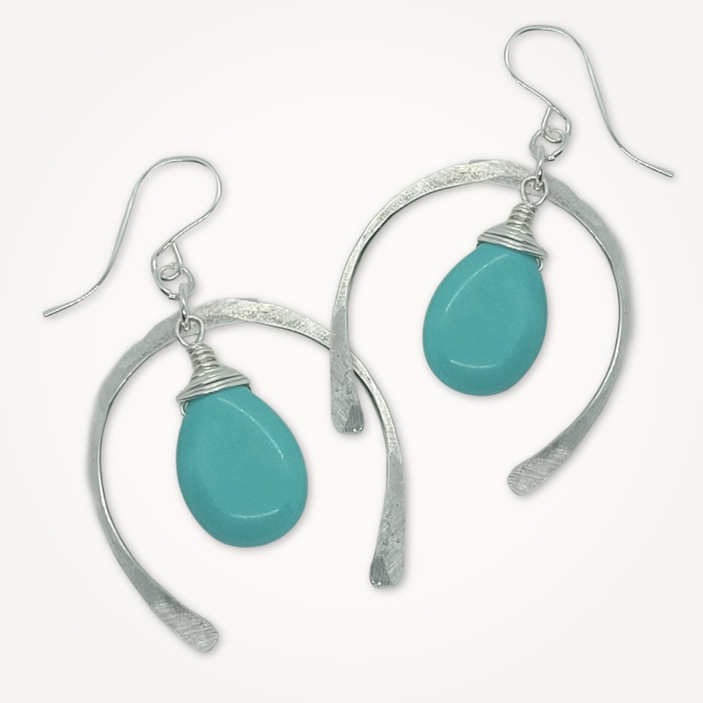 Discover the perfect blend of elegance and boldness – because you deserve to shine effortlessly! 

#turquoise #turquoiseearrings 
#artisanmade #shopsmall #shopsmallbusiness #handmadeisbetter #uniquegifts #handmade #handcrafted