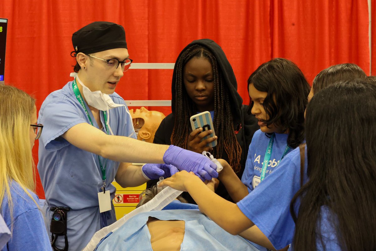 IPSSchools's tweet photo. Thousands of eighth graders participated in #JAJobSparkIndy to explore career opportunities, get hands-on experience and learn skills to spark an interest in their future! https://t.co/IliHfmtElp