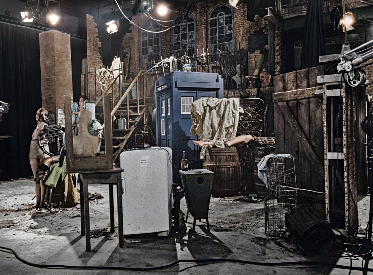claytonhickman's tweet image. 60 years ago today: Friday 27th September 1963, Lime Grove Studio D, the pilot episode of #DoctorWho was recorded.
This is a colourisation and major restoration of a design photo - damaged and obscured by light glares - of the pilot version of the Totter’s Lane junkyard set.