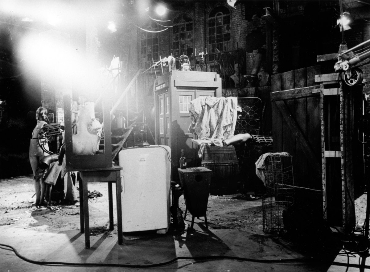 claytonhickman's tweet image. 60 years ago today: Friday 27th September 1963, Lime Grove Studio D, the pilot episode of #DoctorWho was recorded.
This is a colourisation and major restoration of a design photo - damaged and obscured by light glares - of the pilot version of the Totter’s Lane junkyard set.