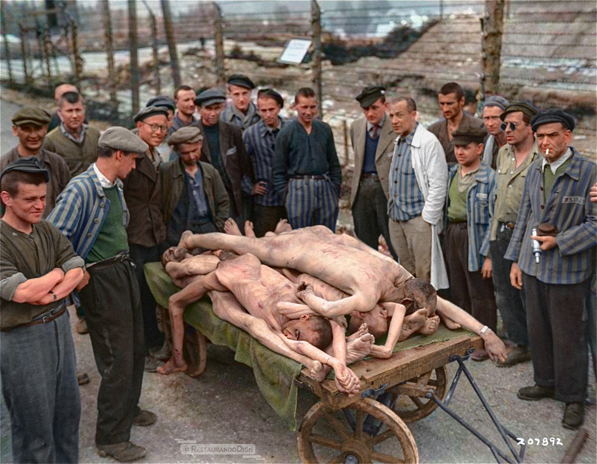 Ebensee, subcampo del campo de concentración de Mauthausen, nos dejó algunas de las estampas más macabras de todo el Siglo XX. Prisioneros de Ebensee observan los cadáveres de sus compañeros asesinados, fotografía coloreada: