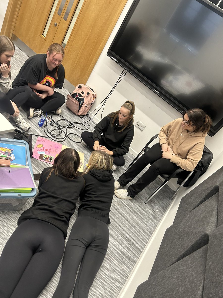 SarahJaneStark9's tweet photo. Great session with the Clydebank High FA grp in Dumbarton today🙂TY to Kathleen for sharing information on how vaping can affect wellbeing & how we can try prevent YP using them. We then looked at floor books and tried to recognise wellbeing throughout it. #LearnWithTigers https://t.co/g1xCGjOWY1