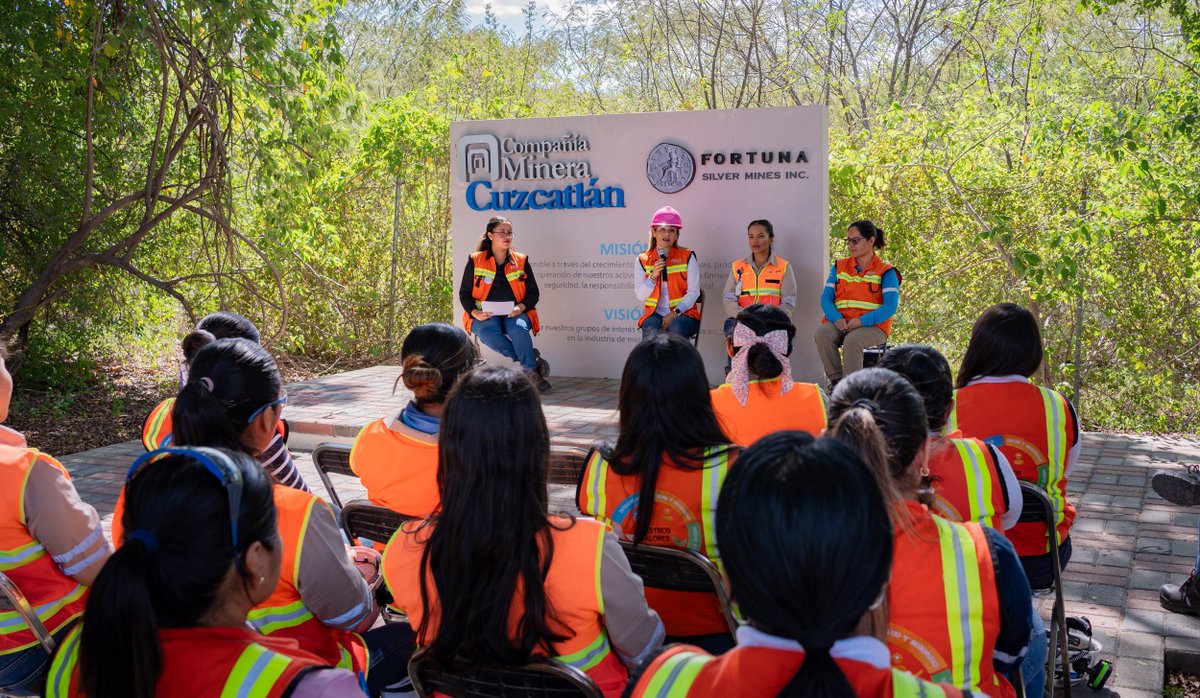 MineraCuzcatlan's tweet photo. Además de escuchar a una mujer pionera de la organización de mujeres empresarias y constructoras enfocadas al sector de la construcción en Oaxaca, Yanet Granada de @OMEC_Oaxaca https://t.co/vocLRXm0JQ
