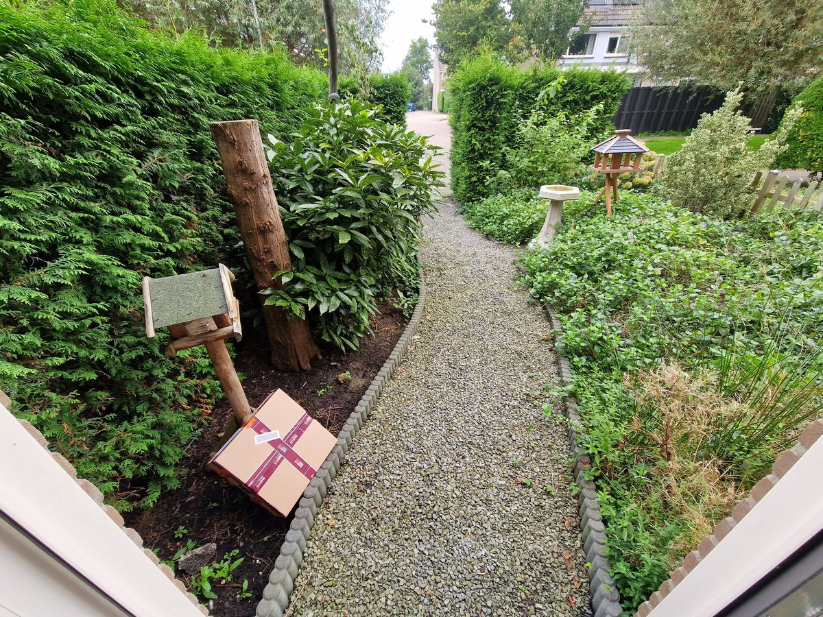 GieltjE2's tweet photo. @PostNL is dit nu echt de manier om dure pakketjes af te leveren? Snap nu dat de vorige nooit is aangekomen #leerbezorgen https://t.co/jHsEPqw0u9