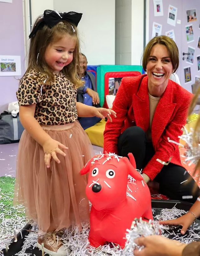 TribesBritannia's tweet photo. This photo is everything. Princess of Wales in Kent this morning visiting a sensory centre as part of #ShapingUs https://t.co/prsqbuBybI