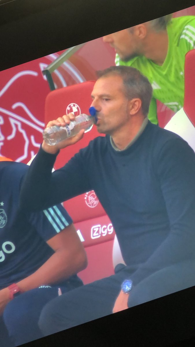 marcelslieker's tweet photo. Als hij dat flesje nu op het veld gooit… Wat gebeurt er dan? #AJAFCA #ajafey Moetie dan meteen weg? #fey https://t.co/sn3dTP7N30