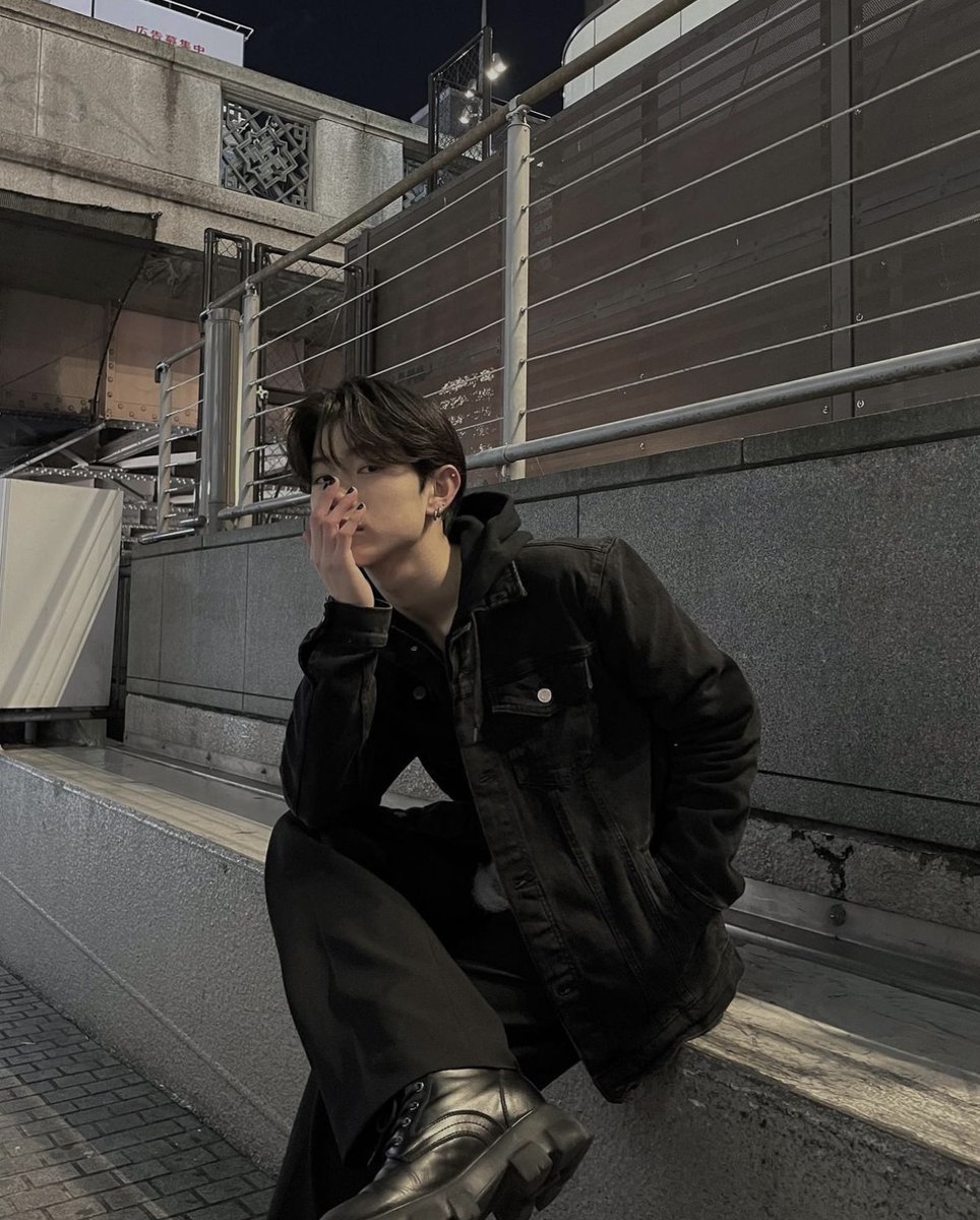 uru_lv's tweet photo. "これ結構マジな話なんだけど"

撮影初心者でどういう風に撮られたらいいかわからない、ポージングどういう風にすればいいの？って人

【カメラ目線をしない】

これだけでいいよ。

よく界隈で聞く「このポージングがいい」とか「こういう風に撮られるといいよ」は間違い。

結局被写体がそのポージングに頼ってしまったりその後レパートリーの幅が増えないパターンがよくある。

ポージングはあってないようなもので目指すべきは被写体自身が"自然体"でいること。そして自然体を引き出すのとベストな写真を撮ることがカメラマンの仕事。

ちなみに⬆️これ理解してないカメラマン多すぎ。そりゃuru:撮影受けて「今までで1番かっこいい写真が撮れました」とかずっとリピートしてくれるのも納得いく。

最初は『撮影慣れすること』や『自分の魅せ方を理解すること』を最優先にやっていって徐々に

こういった風にポージングに幅を持たせるのが正解。

まずは【カメラ目線をしない】

これだけでもOK。撮られることのハードルを下げることから始めてみよう。

撮影初心者やこれからインスタ構築していきたい人はブックマーク必須ね。他にも色々解説していくからいいねとリツイートもよろしく😼