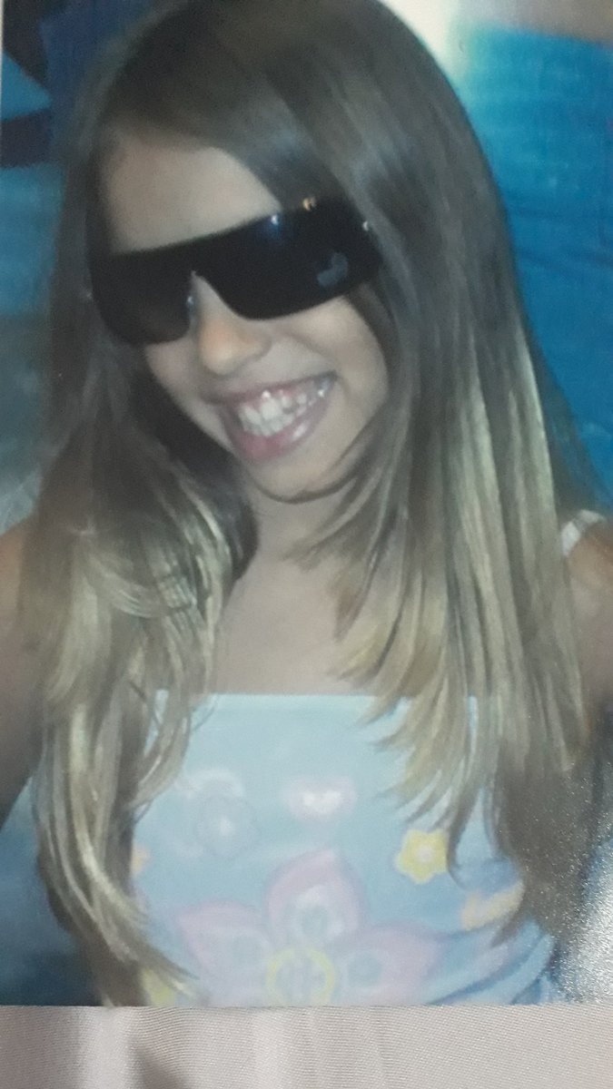 A fase dos dentinhos de leite  junto dom os dentes definitivos ,criança linda .cabelo lindo maravilhoso ,ela sempre foi linda ate na mudanca de dentes..o sorriso 🌻♥️🍒🌺🤹‍♀️☝🏽♥️amo muito,como nao amar esse presente🎁