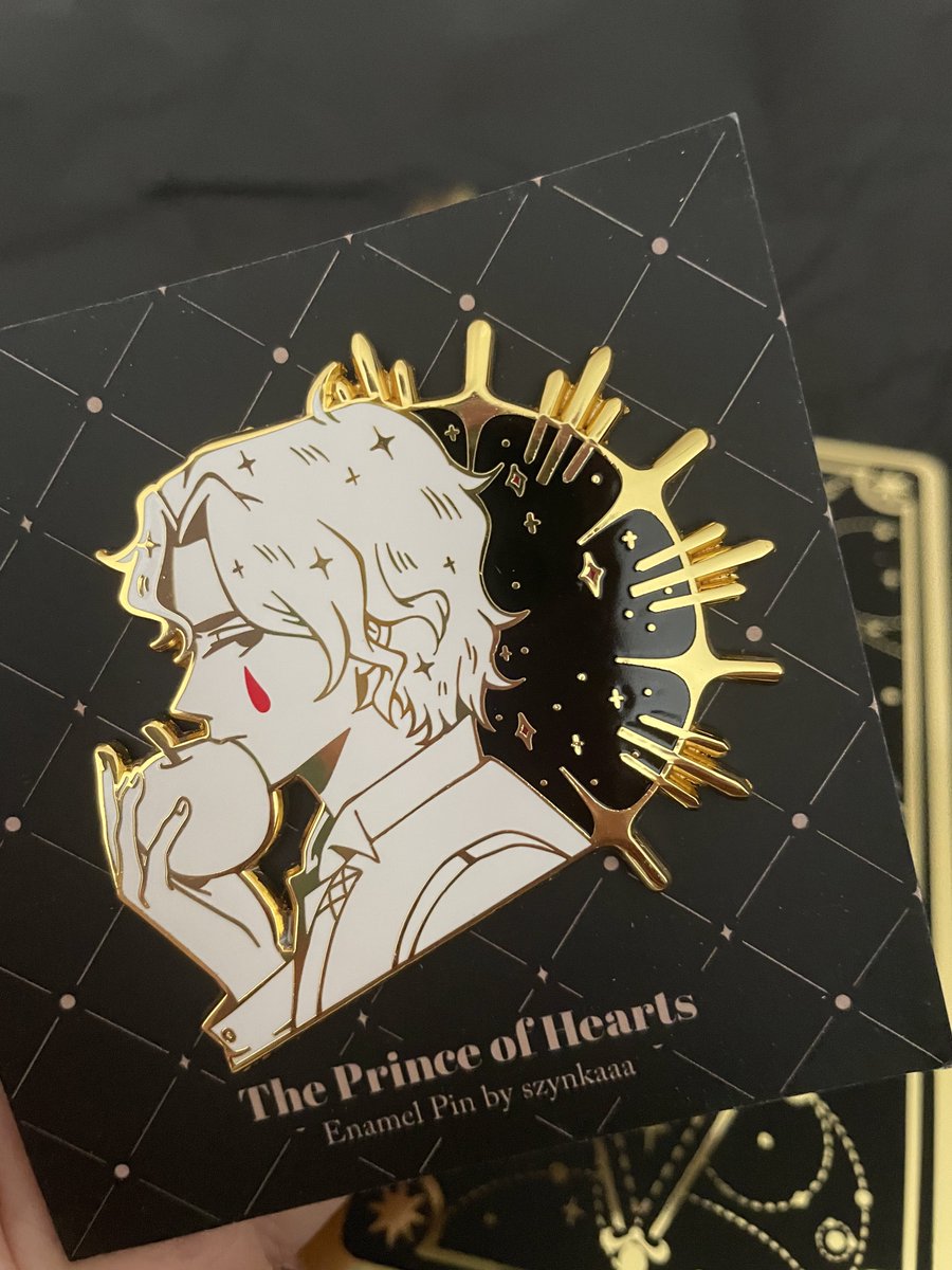 SURTANDO!!! aaaaaaaaaaaaa

O MEU PIN DO JACKS CHEGOU E É A COISA MAIS LINDA! SIMPLESMENTE PERFEITO!!
.

special thanks for <a href="/SaltyHamRamen/">✦ szynkaaa ✦</a> to create a incredible merchs of ouabh series! you are amazing!! ✨🍎