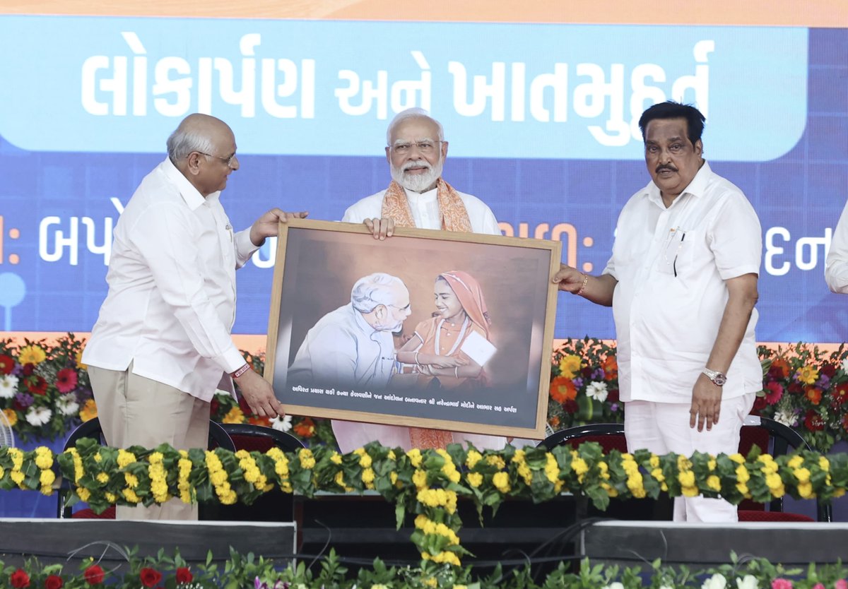 CMOGuj's tweet photo. માનનીય વડાપ્રધાન શ્રી નરેન્દ્રભાઈ મોદીના વરદ્હસ્તે આજે મુખ્યમંત્રી શ્રી ભૂપેન્દ્રભાઈ પટેલ તેમજ અન્ય મહાનુભાવોની ઉપસ્થિતિમાં છોટાઉદેપુર જિલ્લાના બોડેલી ખાતે ‘મિશન સ્કૂલ્સ ઓફ એક્સેલન્સ’ અંતર્ગત નવીન વર્ગખંડો, વર્ગખંડોનું અપગ્રેડેશન, સ્માર્ટ ક્લાસરૂમ્સ, કોમ્પ્યૂટર લેબ્સ ઉપરાંત જનસુવિધાનાં વિવિધ વિકાસકાર્યોનું લોકાર્પણ અને ખાતમુહૂર્ત સંપન્ન થયું હતું.