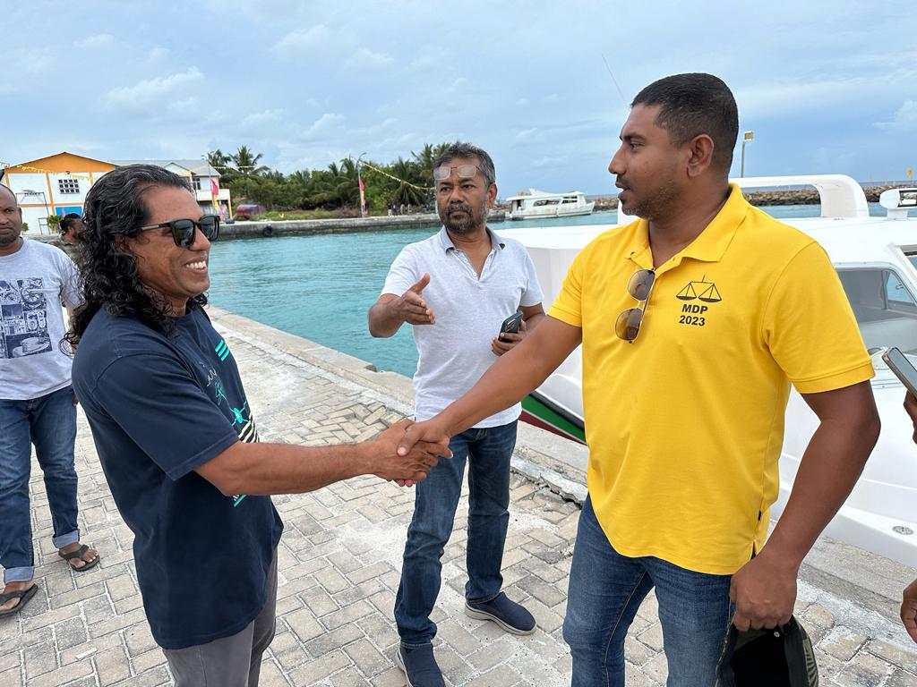 _VSSM_'s tweet photo. 📍ލ މާމެންދޫ

މިނިސްޓަރ @AhmedMahloof އާއި ތ،ލ ކޯޑިނޭޓަރ @myfoona އަދި ޓީމް މާމެންދުއަށް.

#IbuOk
#IbuAslam2023
#UfaaverAmaanRaajje https://t.co/4eqJloxjRE