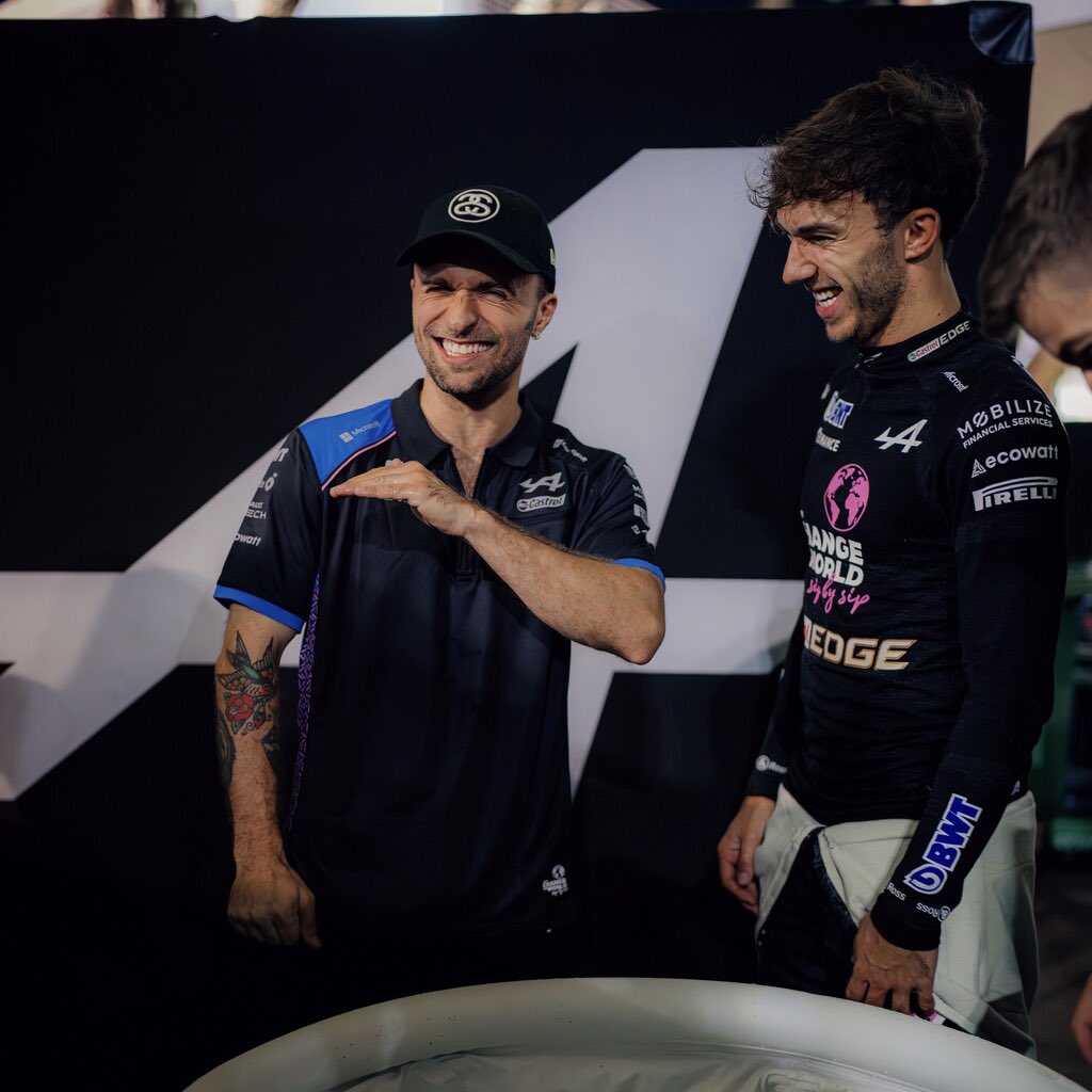 AlpineF1Team's tweet photo. Il fait au moins -8000 ! 🥶🤣 @xSqueeZie 

#Alpine #SingaporeGP https://t.co/knnCcb0LWi