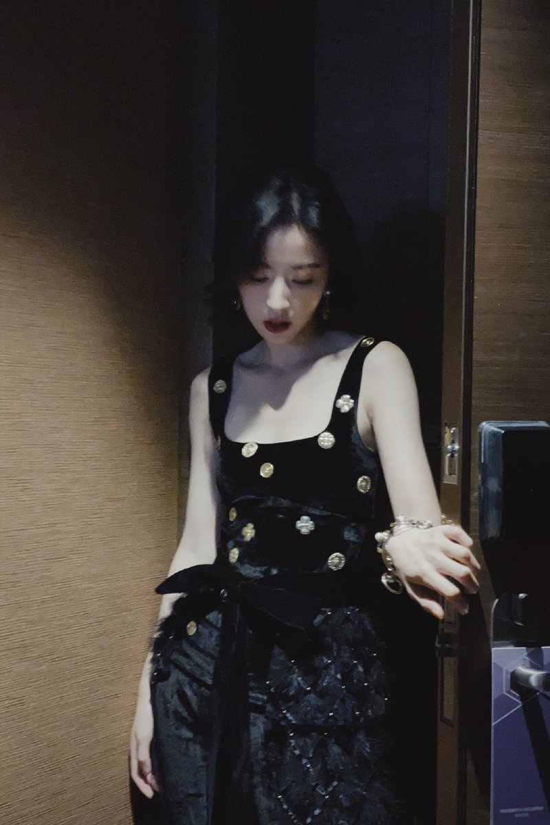 sweetrocca's tweet photo. REASONS WHY ZHOU YUTONG SHOULD ATTEND CHANEL AT PARIS FASHION WEEK https://t.co/oCgMHQPJ7D