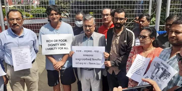 prashantsapkot3's tweet photo. मित्र ईः ईः लगायतका अभियन्ता साथीहरूले
 " युवालाई विदेश भासिन बाध्य बनाएर समाजलाई ध्वस्त पार्न उद्द्त " सासकहरुको असक्षमता विरुद्धमा भद्र आन्दोलन गर्नोस न कृपया  🙏 

अति गरिसके यार यिनिहरुले , 
गाउँमा काम गरेर खान सक्ने वातावरण पनि छैन ।

🇳🇵🤒 https://t.co/vvvt3DYxvA