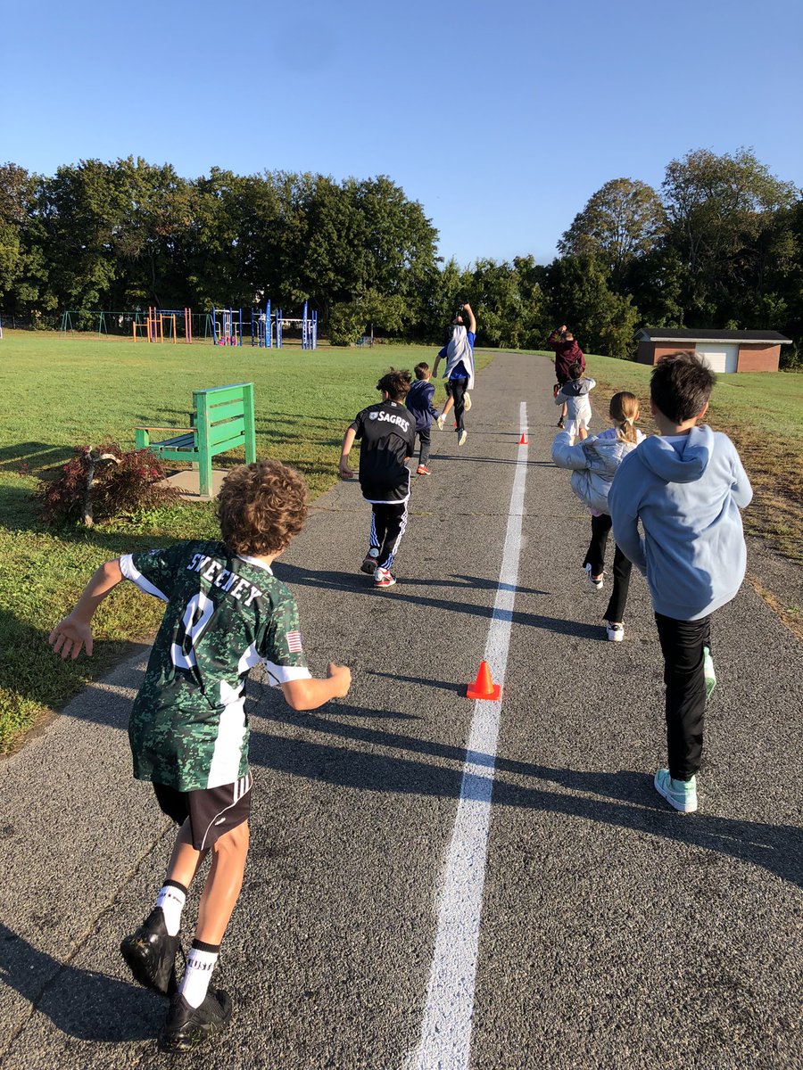 SNISPE's tweet photo. Dynamic stretching to start our day! 💪🏼🏅🏃🏽‍♀️ @SNIS_CT https://t.co/uHqLW49Q48