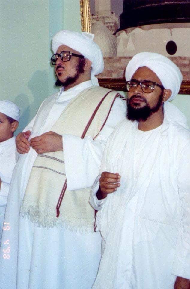 CintaRasulAllah's tweet photo. Para ulama mengatakan seandainya amalan semua makhluk diletak disisi timbangan, kemudian satu sahaja selawat dari Allah diletak di sisi timbangan yang lain, maka akan lebih berat satu selawat daripada Allah.

Dan kita mendengar hadis daripada Nabi Muhammad ﷺ  bahawasanya setiap orang yang satu kali sahaja berselawat ke atas Rasulullah ﷺ,  Allah Ta’ala limpahkan 10 selawat dari Allah untuk orang tersebut.

-Petikan Tausiyah Habib Umar b Hafidz-