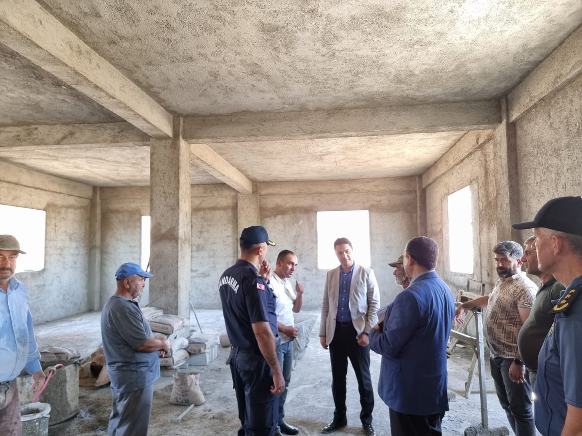 GolbasiAdymnkym's tweet photo. 📍Küçükören Köyü

Kaymakamımız Sayın Tarık Buğra SEYHAN,
beraberindeki heyetle beraber Küçükören Köyümüze ziyarette bulundu.
İncelemelerde ve denetlemelerde bulunmak üzere köyümüze ziyarette bulunan Kaymakamımız Kırsal Konteynerleri yerinde inceleyip denetledi ve eksiklikliklerin https://t.co/qhl40QPUoO