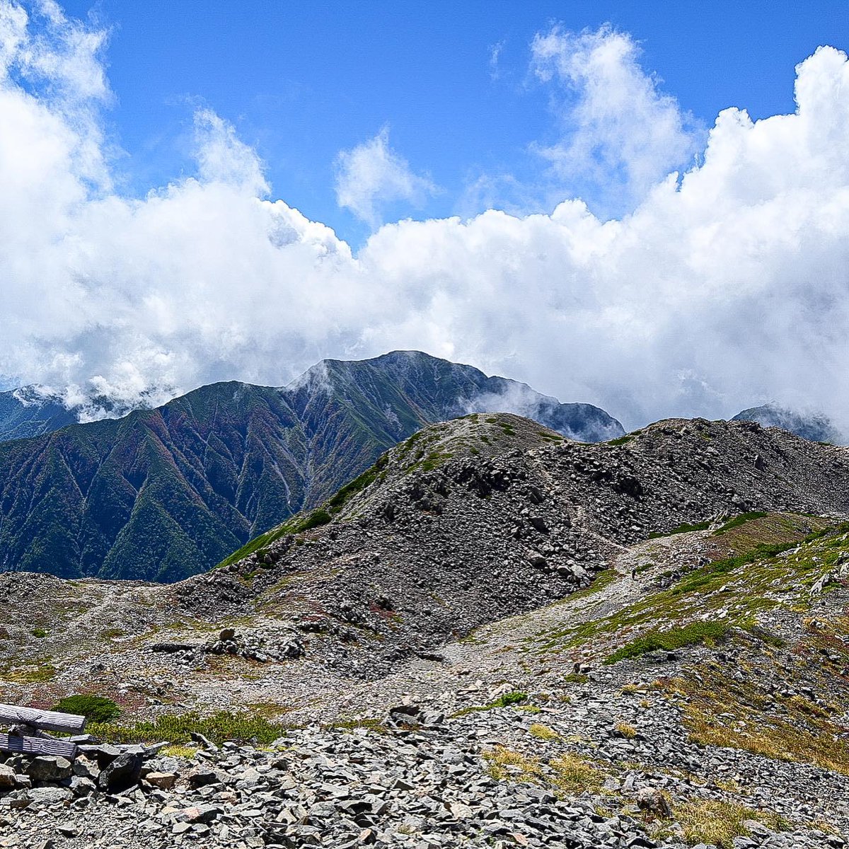 WiigrowOnline's tweet photo. 小屋の前に着くとこの絶景✨
たまりません

#登山女子 #山登り好き #山登り #ソロ登山好きな人と繋がりたい #登山キャンプ #ソロ登山女子 #私の山フォト #日本の絶景 #山頂からの #山に癒される #山の景色 https://t.co/IX5keUNAJp
