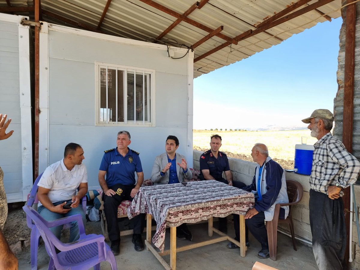 GolbasiAdymnkym's tweet photo. giderilmesi hususunda talimatlarını iletti.

Kaymakamlığımız tarafından yaptırılan  "Taziye Evini'de" yerinde inceleyip denetleyen Kaymakamımız inşaatının son durumuyla ilgili Köy Muhtarından bilgi aldı. https://t.co/rTgtI0uqMA