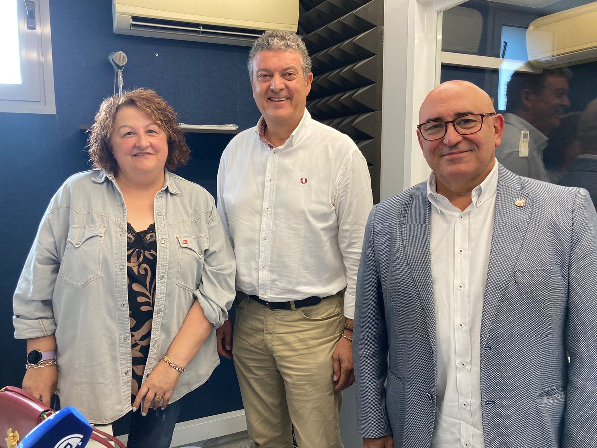 UGTTerresLleida's tweet photo. 🎙️ RÀDIO
Ramon Moreno @RVMGI, secretari Política Social i Ocupació @UGTTerresLleida @ugtcatalunya, participa a @RadioRossello per debatre sobre la investidura de #Feijóo i la centralització dels actes de la #FMLleida al Centre Històric.

👂 Escolta-la! 
https://t.co/Iiq5iZMRIU https://t.co/KENH3HFQMl