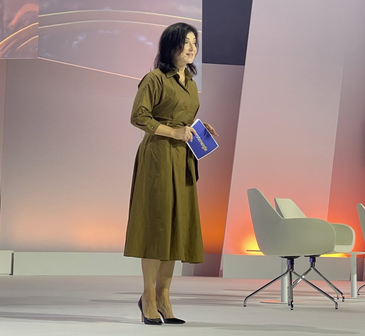 „Mehr Pragmatismus, mehr Realismus, mehr Geschwindigkeit“ im Diskurs um die Energiewende - wünscht sich unsere Rednerin Katherina Reiche,
Vorsitzende des Vorstands der Westenergie AG, auf dem Wirtschaftstag.