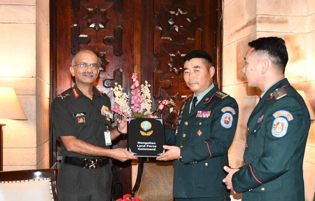 Lt Gen MV Suchindra Kumar #VCOAS interacted with representatives of Armies of #Singapore🇸🇬, #Thailand🇹🇭 and #Mongolia🇲🇳 participating in the Indo-Pacific Armies Chiefs Conference #IPACC 2023. Aspects of enhancing #DefenceCooperation and issues of mutual interest were discussed…