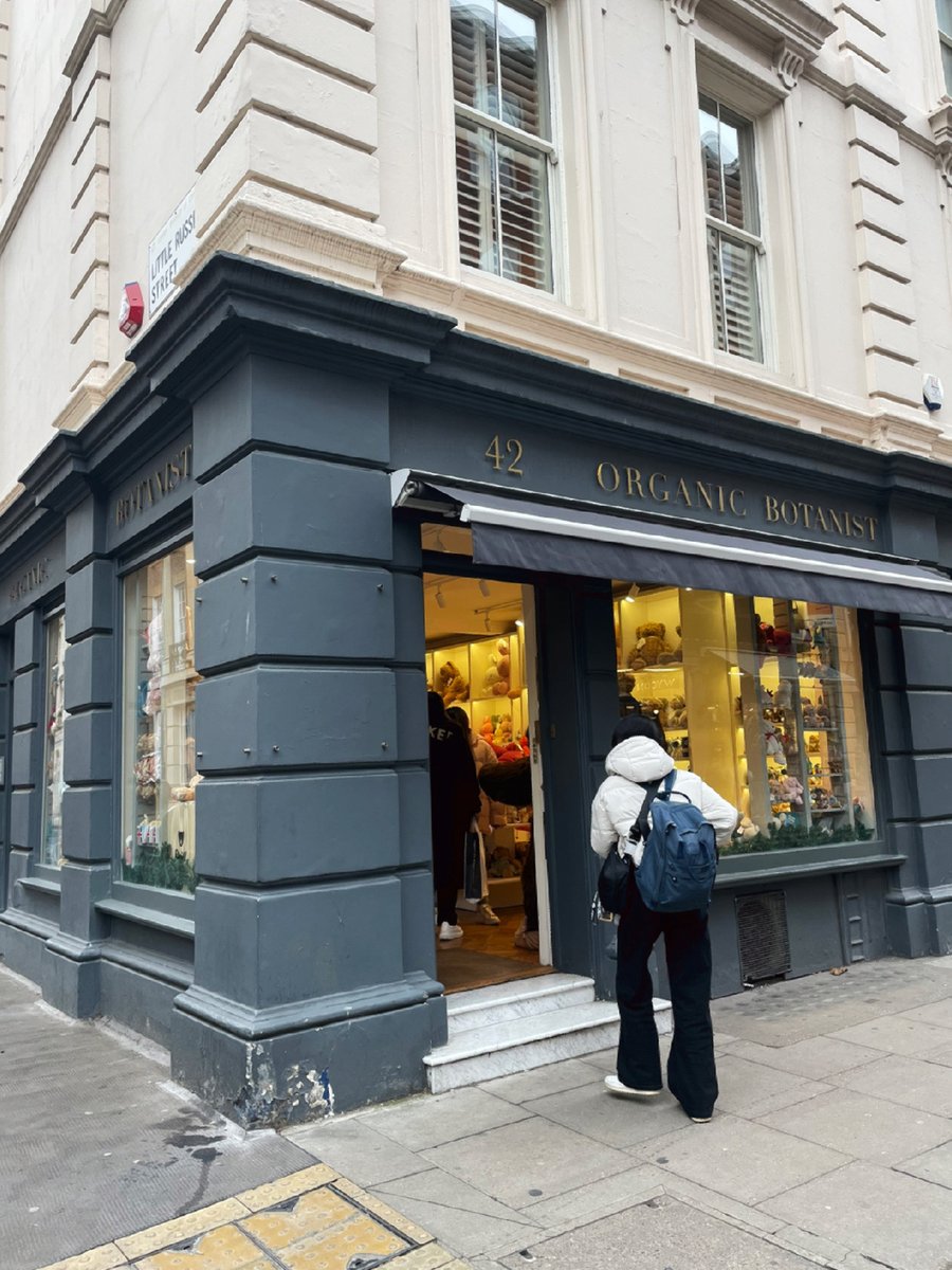 You can never be too old to play with toys😝