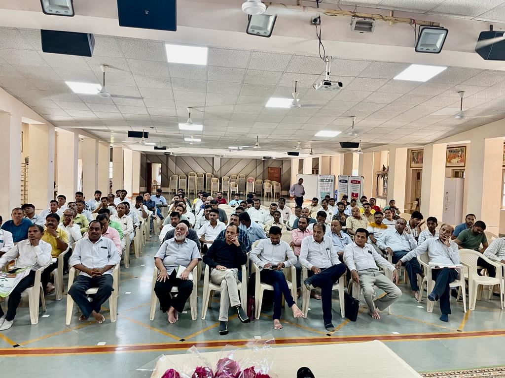 AshwinP93069969's tweet photo. આજરોજ ગોધરા ખાતે,ગોધરા ડિવિઝનના  મહીસાગર, પંચમહાલ અને દાહોદ જિલ્લાના એબીસી અને એ એસ સીના વિક્રેતાની નિગમ દ્વારા આયોજીત અગામી સીઝનમાં એગ્રો ઇનપુટના વેચાણ  અને ડીલર રીવ્યુ મીટીંગ @RaghavjiPatel @dipst2003 @gaiclofficial @AKRAKESHIAS1 @GujAgriDept @DirectorateofA1 https://t.co/L6r77Sl4XU