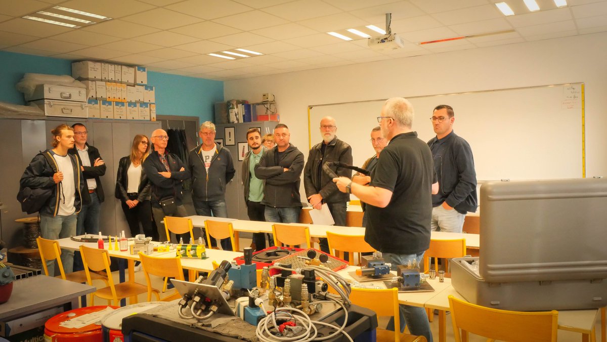 🥐Petit déjeuner à l'AFPI d'Hénin-Beaumont sur le thème des formations en hydraulique ! Présentation des formations, échanges avec nos formateurs experts, visite de nos installations. Merci à nos partenaires ! 🤝 #Hydraulique #Partenariats