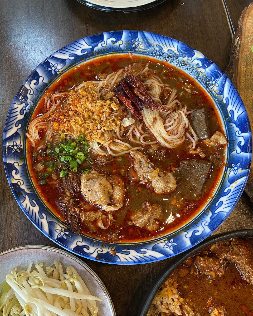upyouralley_'s tweet photo. — เนื้อเหนือ🥩✨ 📍สุขุมวิท40

ขอบคุณเนื้อเหนือที่มีน้ำเงี้ยวสุดตะลึง อันนี้คือเซอไพร น้ำเงี้ยวแบบเหนือแท้ น้ำหน้าชัด มีดอกงิ้ว ไม่หวานน้ำตาล แต่หวานจากมะเขือเทศที่ต้มเปื่อย มีถั่วเน่า บอดี้หนัก ข้นสุดด ยิ่งเจอฮังเลอีก ตะลึงมากกก🤩 (ต่อในเทรด📌)

@aroii #อร่อยบอกต่อ #อร่อยไปแดก https://t.co/txigOHG10b