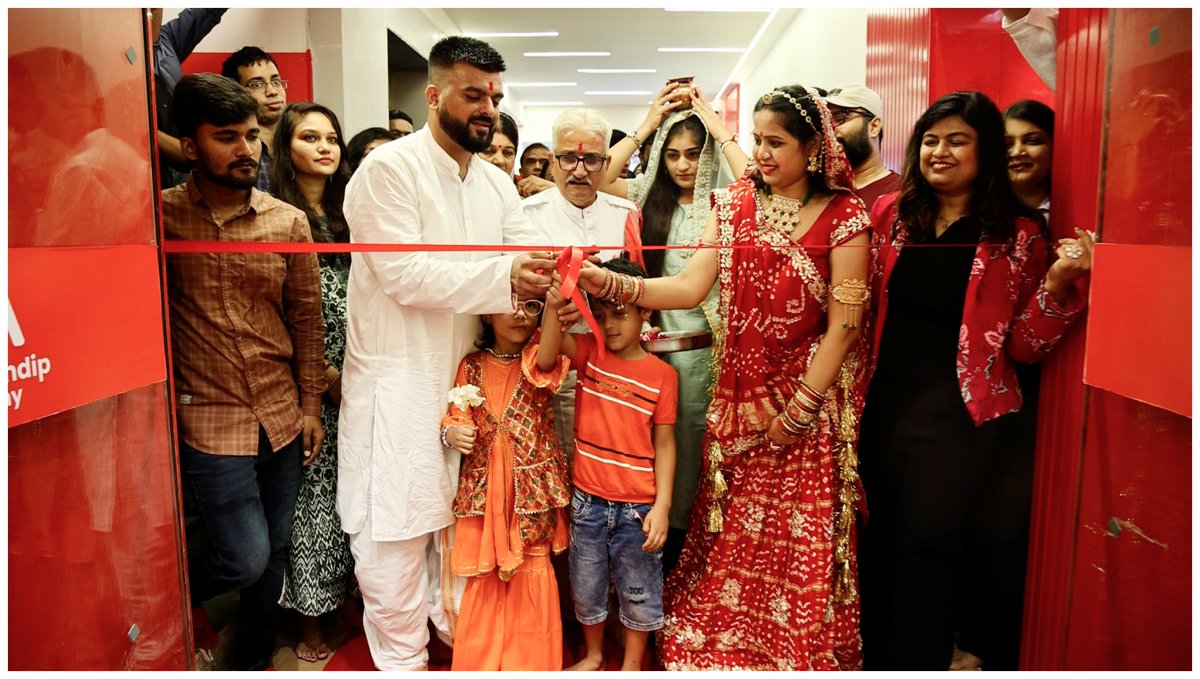 IMDigitalSandip's tweet photo. My Journey Started from having One room, 4 Chairs, a Board, and Few Students to becoming a Mentor of 150k+ Students, Visiting Faculty of 200+ Colleges, 500+ Startups and Many more Achievements, Specially Your Love and Support🤝

Here are some✨Glimpses from Our New Office Opening https://t.co/VEfC91dCgD