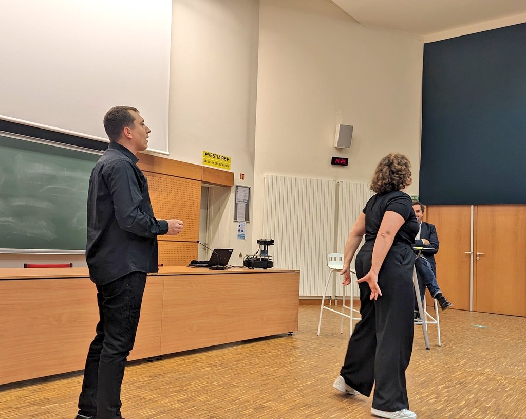 Inria_Nancy's tweet photo. #SemaineRechercheUL 🤖 Comment fonctionne un #robot ? Peut-il prendre ses propres décisions ? Comment reconnait-il des sons ? La réponse avec @AntoineDelefor1 chercheur @Inria au #ProcèsDuRobot @FstNancy.
Avec  @snowakowski @labo_Loria @DidelotAnne @ALERION_SAS et @CracheTexte . https://t.co/zQOOwBtcRV