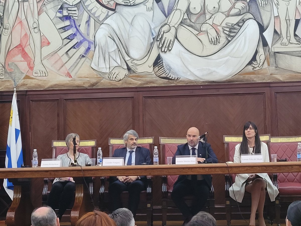 MonicaGraiewski's tweet photo. #ConectarCulturas: comunicación clara para construir puentes. #LenguajeClaro en la Facultad de Derecho de la UBA. @jomrichardson #LeandroVergara @AmadorSanchezUE @jpcyf13 #LolaTuladelMoral   @thelegaltr @nataliadlh @nataliastaiano @jouraf https://t.co/nfOqbrfb32