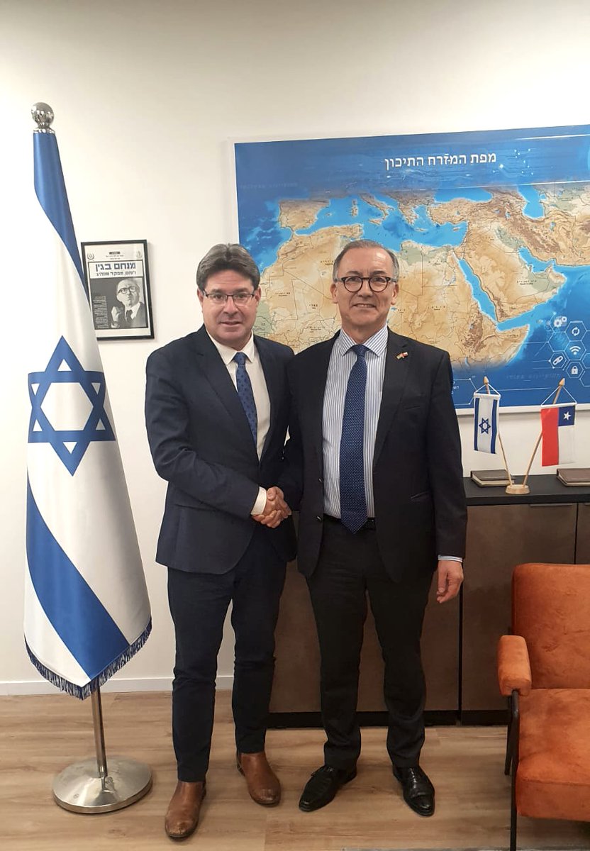 EmbChileIsrael's tweet photo. 🫱🏾‍🫲🏽Productiva reunión con el Ministro de Innovación Ciencia y Tecnología de Israel, @OfirAkunis. 
✔️Gran interés en posibilidades de cooperación bilateral en infraestructura científica, transferencia tecnológica y apoyo a la innovación.
#DiplomaciaProfesional https://t.co/7suTSPQNMi