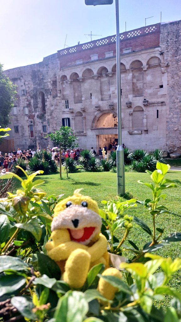 TheRealFlatEric's tweet photo. Enter your palace Flat Eric!
The Golden Gate, or "the Northern Gate", is one of the four principal Roman gates into the 'stari grad' (old town) of Split. Built as part of Diocletian's Palace, it served as the main gate through which the Emperor Diocletian entered the palace. https://t.co/AJxnXDLrPG