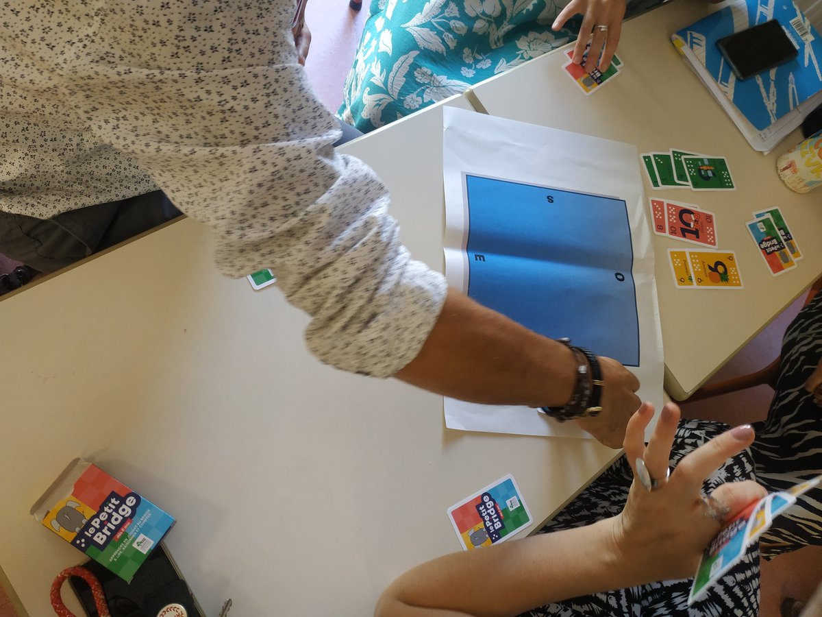 Circo_pre16's tweet photo. Sur la @Circo_pre16 @dsden16,
présentation par @CabrolieC et @StephaneLastere en formation maths #PlanVT du #Jeu #PetitBridge proposé par @FF_Bridge
➡️ nombreuses compétences disciplinaires & socio-cognitives travaillées
@PetitBridgeChal @SCOllectif_asso https://t.co/YchqzxvA9k