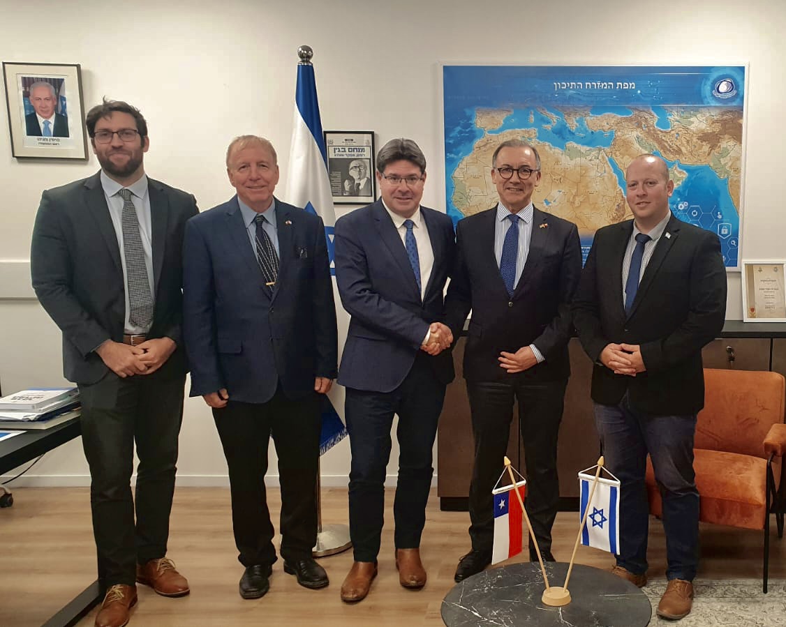 EmbChileIsrael's tweet photo. 🫱🏾‍🫲🏽Productiva reunión con el Ministro de Innovación Ciencia y Tecnología de Israel, @OfirAkunis. 
✔️Gran interés en posibilidades de cooperación bilateral en infraestructura científica, transferencia tecnológica y apoyo a la innovación.
#DiplomaciaProfesional https://t.co/7suTSPQNMi