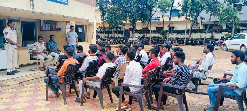 PsShankarpally's tweet photo. Good evening sir,
Today Detective Inspector, A. Nagaraju sir of PS Shankarpally Conducted a meeting with Ganesh Mandap organizers and given instructions on Immersion and instructed them to not to extend their immersion more than 11 days and do immersion on tomorrow itself.
#cops https://t.co/4YXBgY4yrh