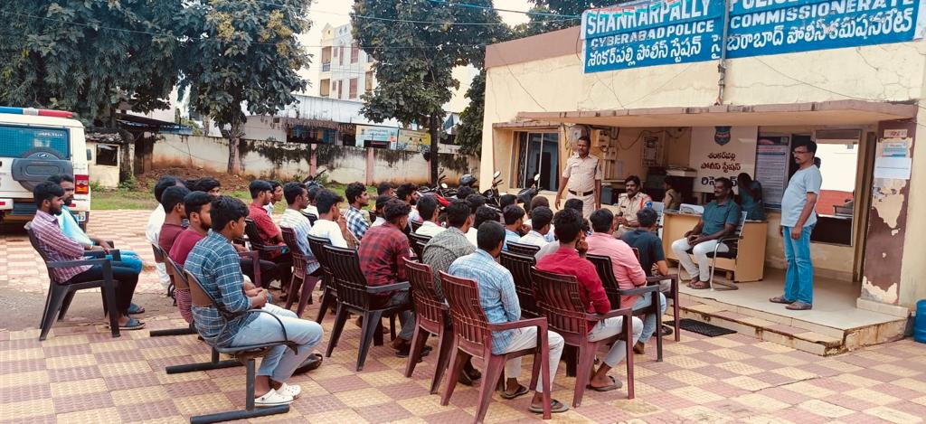 PsShankarpally's tweet photo. Good evening sir,
Today Detective Inspector, A. Nagaraju sir of PS Shankarpally Conducted a meeting with Ganesh Mandap organizers and given instructions on Immersion and instructed them to not to extend their immersion more than 11 days and do immersion on tomorrow itself.
#cops https://t.co/4YXBgY4yrh