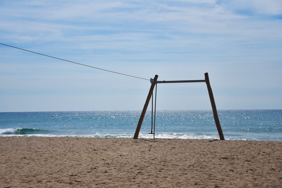 🌊 La platja de #Calafell guarda mil records de les persones que l'han gaudit 

🫀 Records de la infantesa, d'un viatge especial o de tota una vida a Calafell

💭 Quin és el millor record que guardes de la nostra platja?