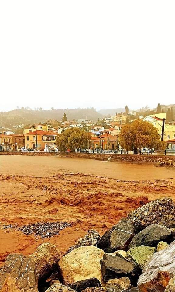 Εικόνες από την Λίμνη στην βόρεια Εύβοια με την λάσπη από την κακοκαιρία που πλήττει την περιοχή να έχει φτάσει στην θάλασσα 
Πηγη-Gimnastirio LImnis  #πλημμυρες