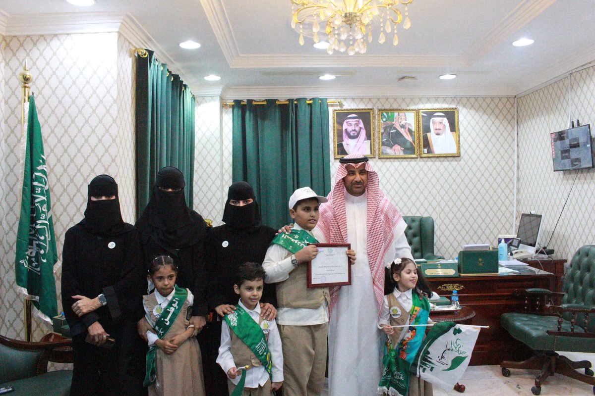 sabyagov's tweet photo. #محافظ_صببا د. سلطان بن عجمي بن منيخر يستقبل  أطفال  مركز ضياء الفكر لذوي الإحتياجات الخاصة بالمحافظة ،  بمناسبة اليوم الوطني السعودي 93 تحت شعار#نحلم_ونحقق
#المركر_الاعلامي_صبيا https://t.co/abxrASRpWf