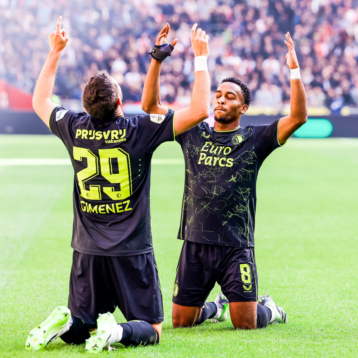 brfootball's tweet image. Sunday:
9’ ⚽ 18’ ⚽

Today:
59’ ⚽

Santiago Giménez completes his hat trick against Ajax…three days later 🎩